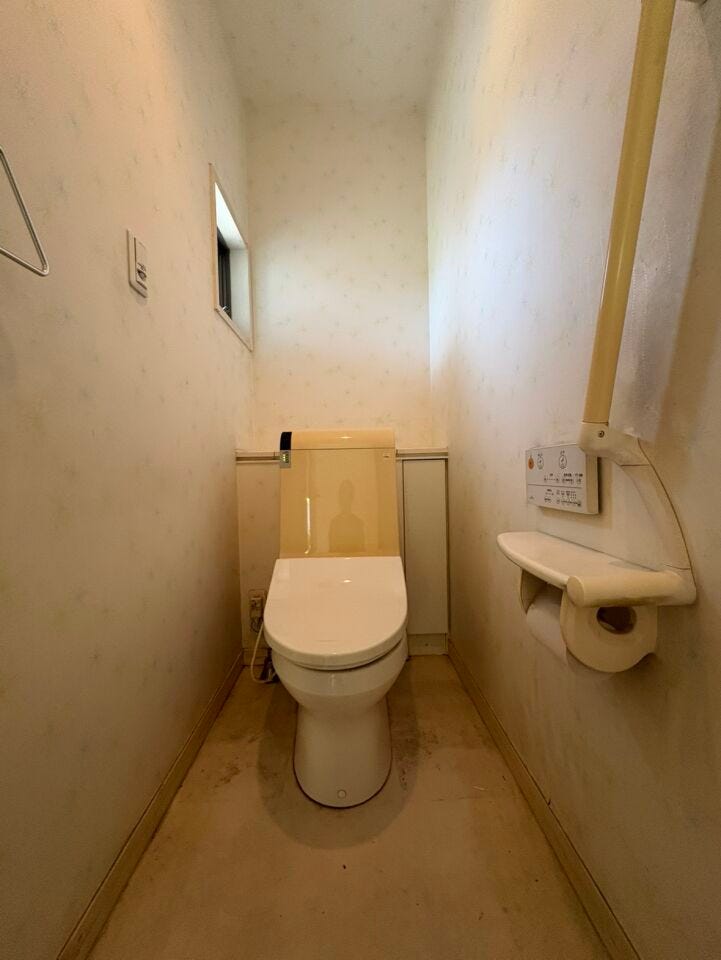 トイレは窓付きなので換気がしやすいですね。大人も子どもも快適な自動温洗浄便座機能付きで、衛生的かつ、ペーパー節約にもなります。