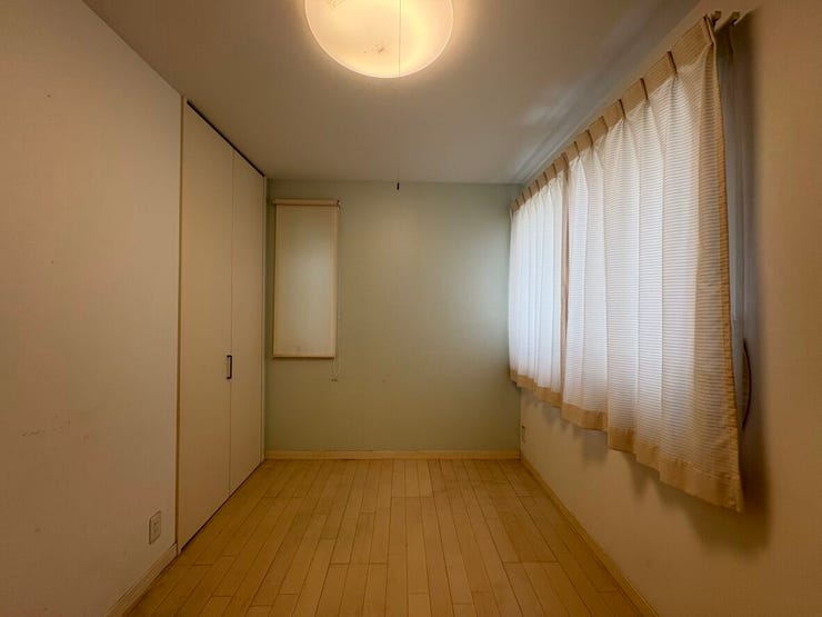 空間にメリハリとデザイン性をプラス。シンプルながらも印象に残る仕上がりで、家具やインテリアが映える、落ち着きのある洋室なっております。