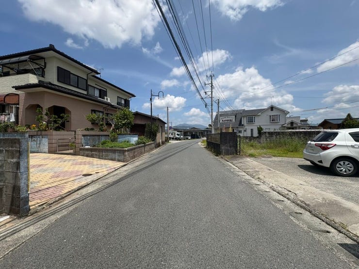 道路幅に余裕があり、運転が苦手な方も安心です。見通しの良い道路に面し、車の出し入れもスムーズです。
