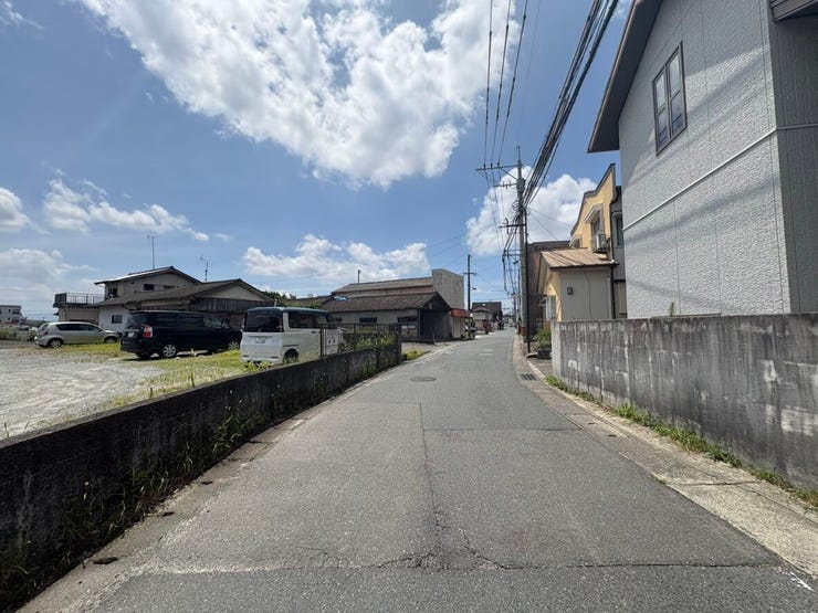 道路幅に余裕があり、運転が苦手な方も安心です。見通しの良い道路に面し、車の出し入れもスムーズです。
