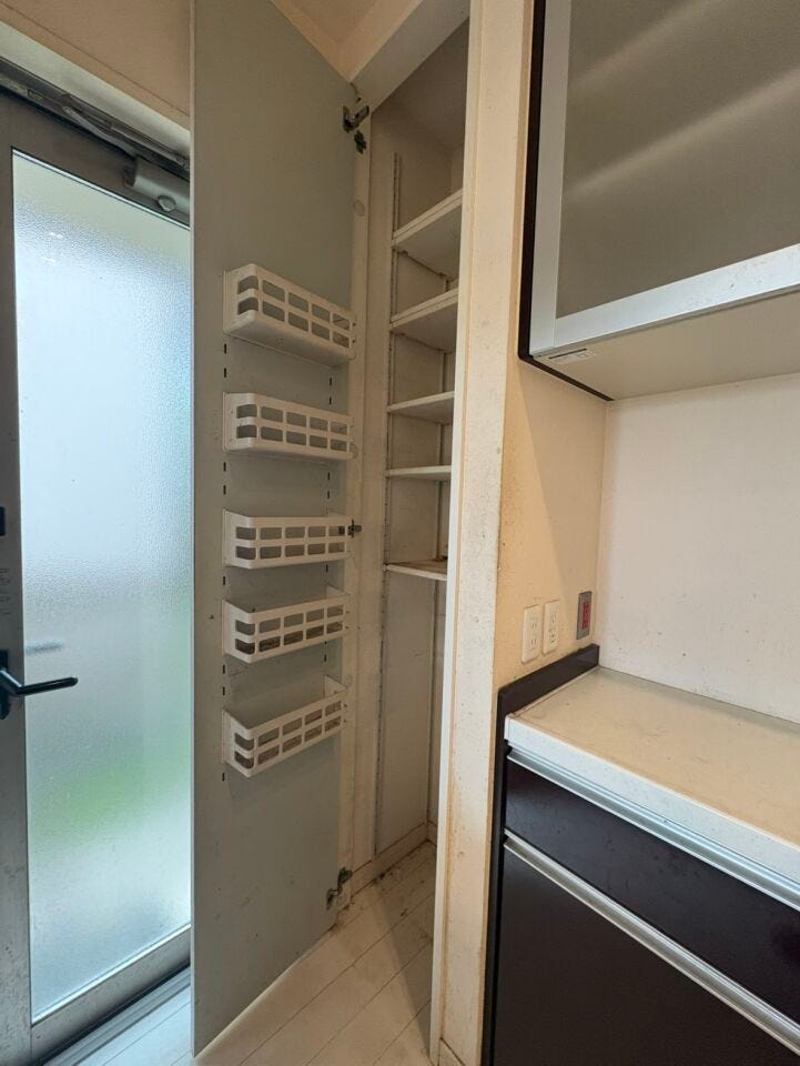 食品や日用品のストックをまとめて収納できるパントリーを完備。キッチン周りをすっきり保て、毎日の家事を快適にサポートします。災害時の非常食や水の保管場所としても安心。