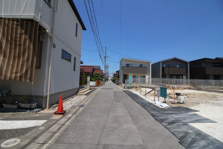 前面道路は道幅約4.1メートルとなります。交通量が少なく安心です。