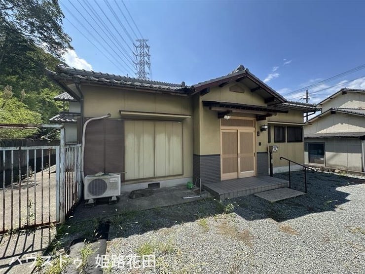 【外観】
敷地ひろびろ♪