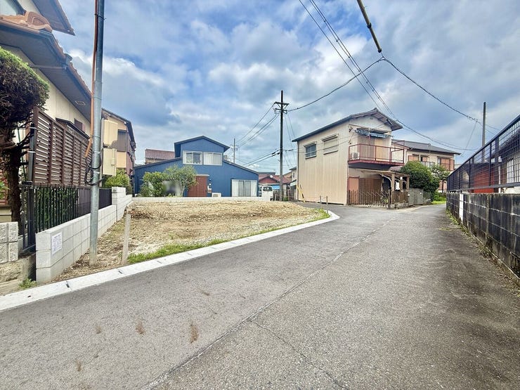 ◇前面道路◇
道路幅はゆとりある約4.0m。車2台が安心してすれ違うことのできる幅です。事故率や歩行者の安全性、騒音などを考えると程よい幅なのではないでしょうか。