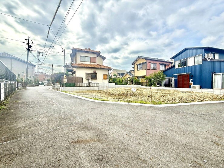 ◇前面道路◇
過ごす時間と共に刻々と表情を変えていく住まい、季節によってさまざまな表情を見せてくれるわが家は、時を重ね思いを紡ぐ場所です。ご家族の一家団欒を心ゆくまでお楽しみください。