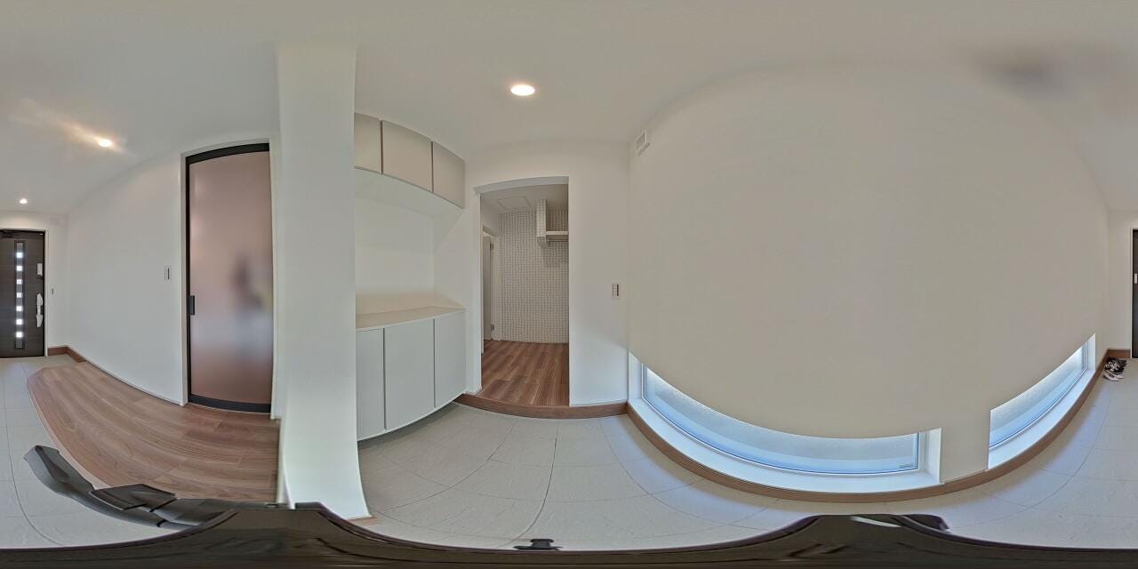 ゆとりのある玄関ホールが住まいの第一印象を演出。玄関収納に加え、近くのウォークインクローゼットも利用できるため、コートやベビーカーなどもすっきり収納できます。