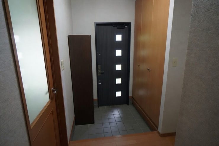 玄関の悩みといえば靴の収納です。家族が多いとその分靴も増えてしまいます。常にスッキリとした玄関でいられるよう、充分なシューズ収納を装備しています。