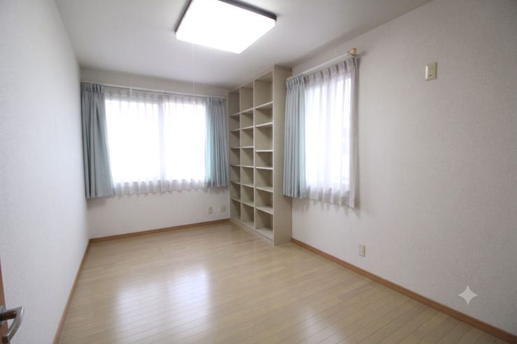 趣味のお部屋にしたり、リモートワークスペースとしても活躍の書斎のお部屋♪
(CG加工の為、現況と異なります。)