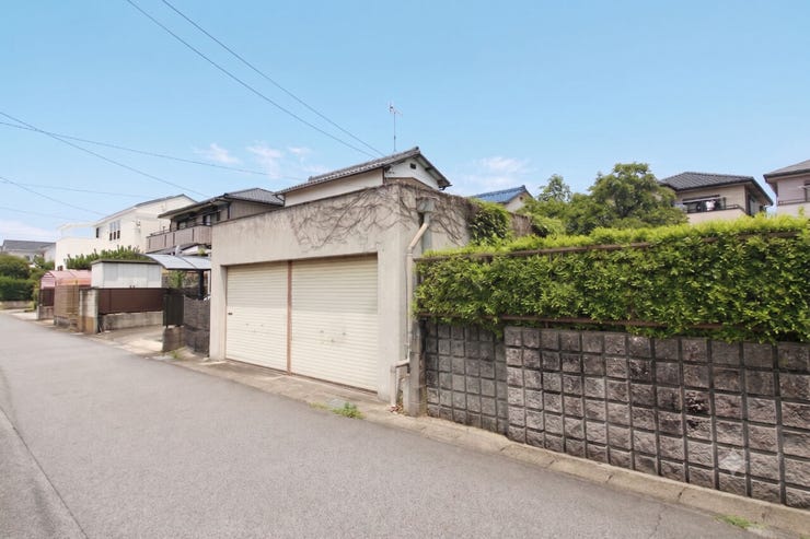 現在建物が建っておりますが、解体更地でのお引渡しです。解体費用がかからないので安心です。