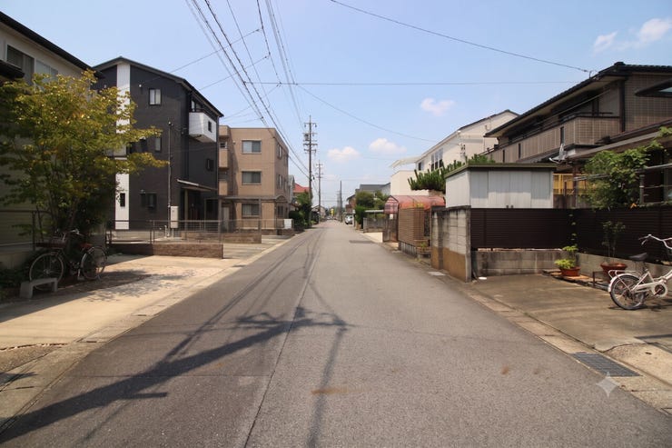 南側前面道路幅員約6mです。
広々としているので、対向車がきてもすれ違うことができます。