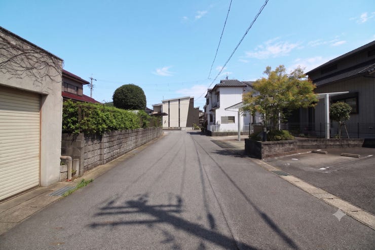 南側前面道路幅員約6mです。
広々としているので、対向車がきてもすれ違うことができます。