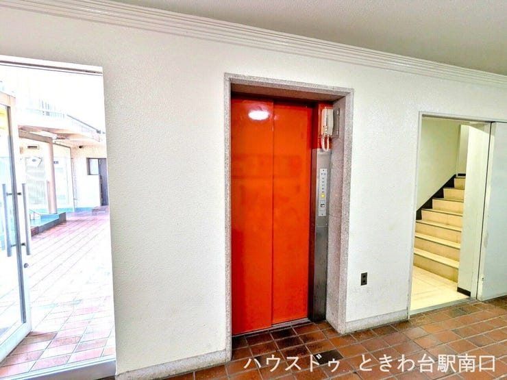 視認性の高いエレベーター。ホールは明るく、夜間の帰宅時もスムーズに移動できる使い勝手の良い空間です。