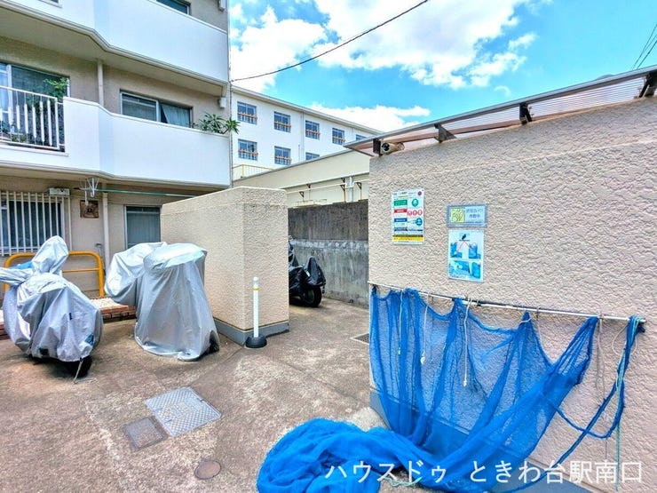 バイク置場も完備。共用部は清掃が行き届いており、日々の管理の良さが感じられる心地よい環境です。