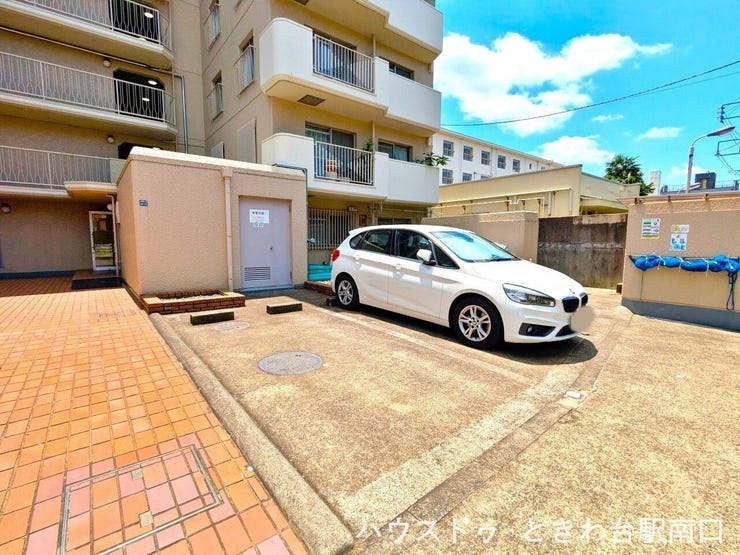 敷地内の駐車スペース。建物のすぐそばに配置されており、お買い物後の荷物の運び出しにも便利です。