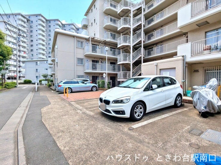 平置きの駐車場スペース。大規模マンションならではの落ち着いた佇まいで、お車の出し入れもスムーズです。