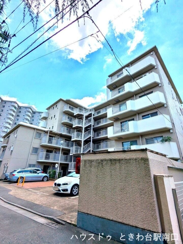 周辺は落ち着いた住宅街。駅までフラットな道のりで、毎日の通勤やお出かけも快適なアクセスです。