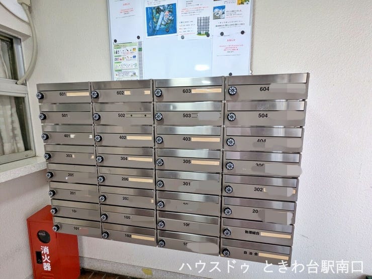 整理されたダイヤル式の集合ポスト。共用部も清掃が行き届き、細やかな管理が行われていることがうかがえます。