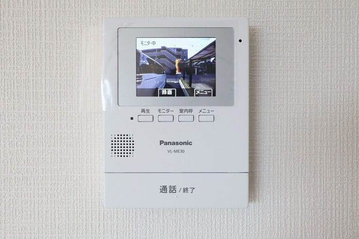 ○カラーモニター付インターホン○ 同仕様
不在時の訪問は自動で録画されます。
訪問者の顔が確認できるのでお子様の留守番にも安心です♪