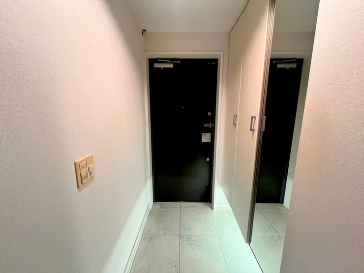 白基調の明るく高級感あふれる玄関がお出迎え!全身鏡付きの大容量シューズボックスで収納もバッチリです♪