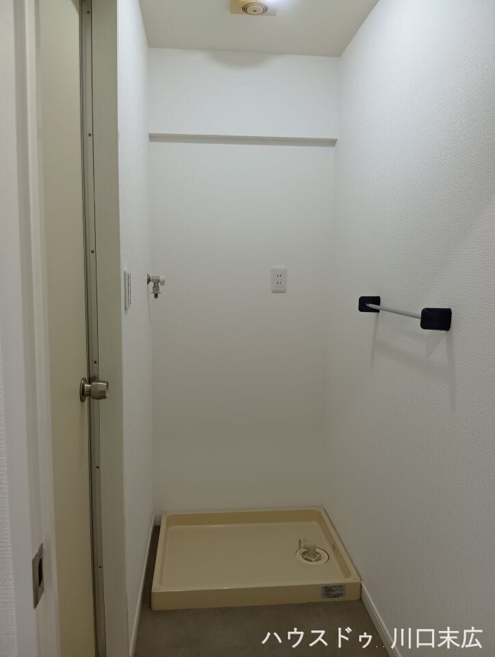 室内洗濯機置場を備え、天候に左右されずに洗濯が可能です。洗濯機をきれいに保ちやすく、家事の動線もスムーズになります。