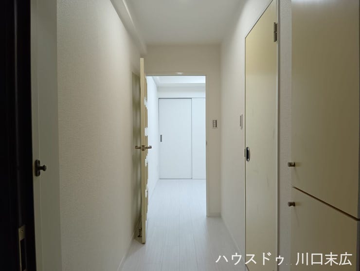 プライベート空間へと続く、落ち着いた色合いのフローリングが印象的な廊下。清潔感のある心地よい空間が広がります。