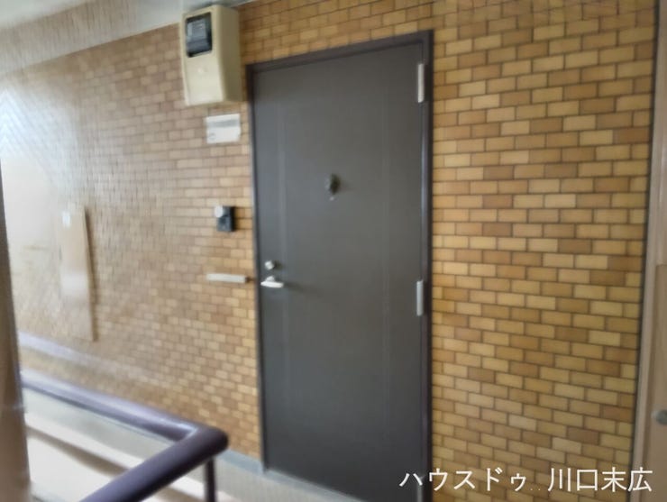 堅牢な造りの玄関ドアを採用し、住まいの独立性と安心感を高めます。落ち着きのある外観デザインに調和しています。