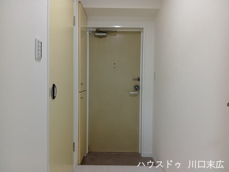 日々の暮らしに安心感をもたらす、セキュリティ面に配慮されたエントランス空間です。