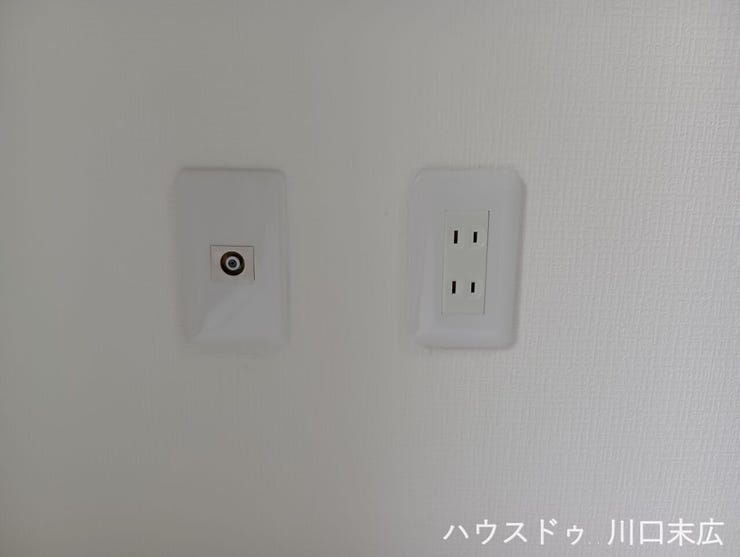 テレビやAV機器の配線に便利な端子を備えたコンセントを設置。機能的でスマートな生活空間の構築に役立ちます。