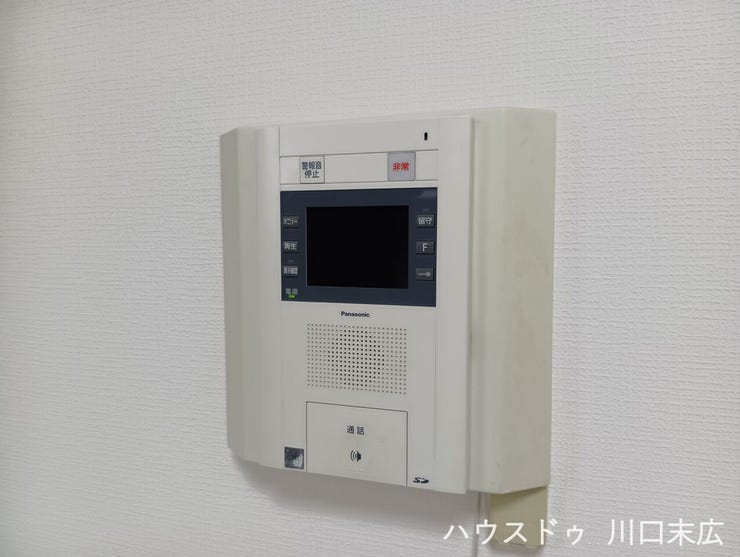 来訪者の顔をしっかりと確認でき、防犯面での安心感を高めるTVモニター付きインターホンを備えています。