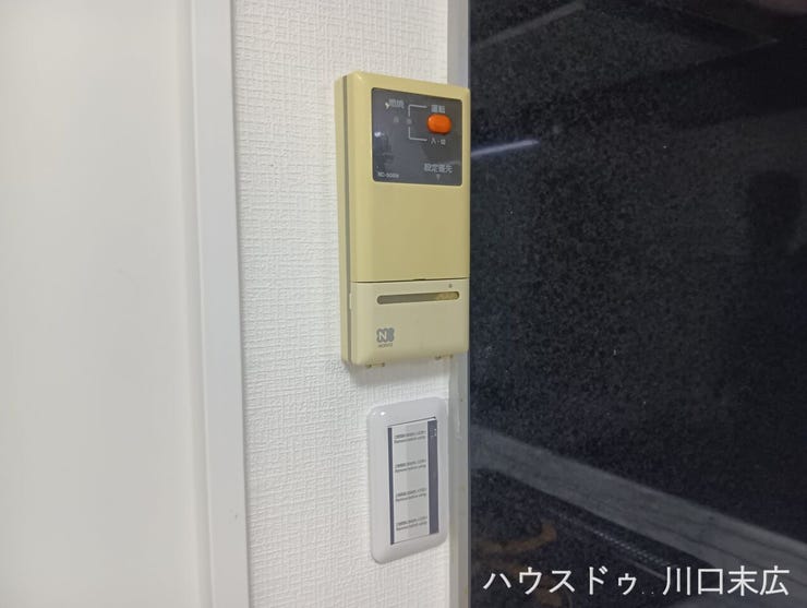 ワンタッチで簡単にお湯の温度調整などが可能な給湯器リモコンを備え、毎日のバスタイムや洗い物をより快適にサポートします。