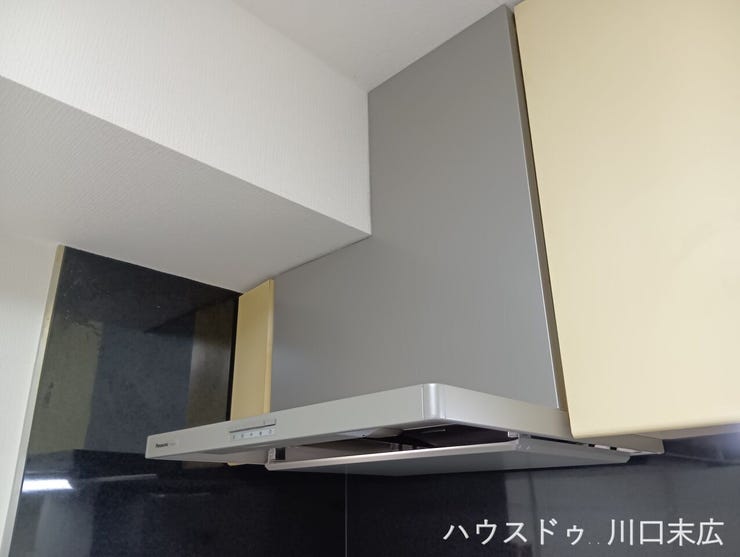 調理中の気になる匂いや煙をしっかりと換気し、クリーンな空気環境を保つスタイリッシュなレンジフードを備えます。