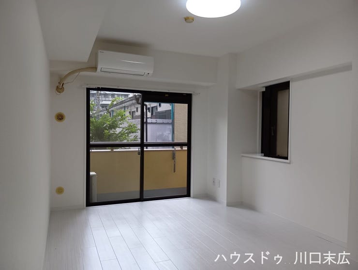 お好みのインテリアで自分らしいくつろぎの空間を演出できる、シンプルな内装デザインが魅力のプライベートルームです。