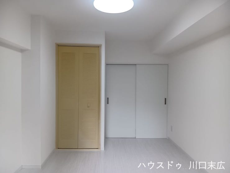 空間を有効に活用でき、すっきりとした印象を与える機能的な建具を採用した、暮らしやすさを考えた居住空間です。