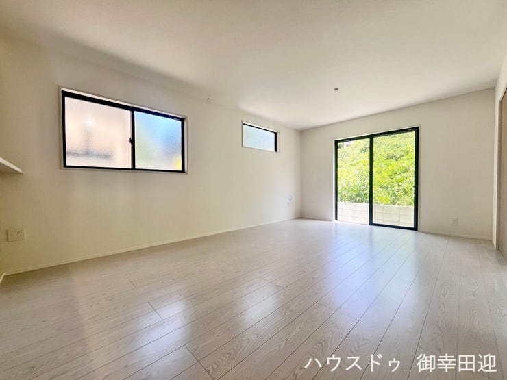 ■安らぎと笑顔の中心地■陽光が優しく降り注ぎ、会話が自然と弾む。ここでは、毎日が特別な時間へと変わります。