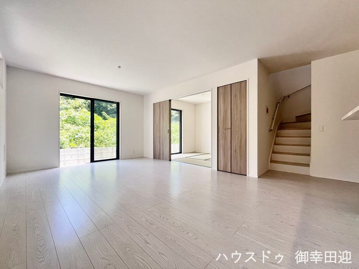 ■安らぎと笑顔の中心地■陽光が優しく降り注ぎ、会話が自然と弾む。ここでは、毎日が特別な時間へと変わります。