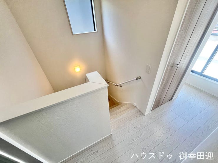 ■暮らしを繋ぐ、明るい動線■採光窓から光が差し込み、足元を優しく照らす。安全で快適な、家族の生活を支える縦の繋がりです。