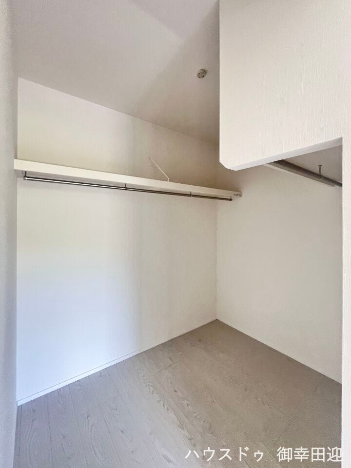 ■2階7帖洋室WIC■衣類から小物まで一ヶ所に集約。整理整頓がしやすく、毎日のコーディネートが楽しくなるゆとりの収納です。