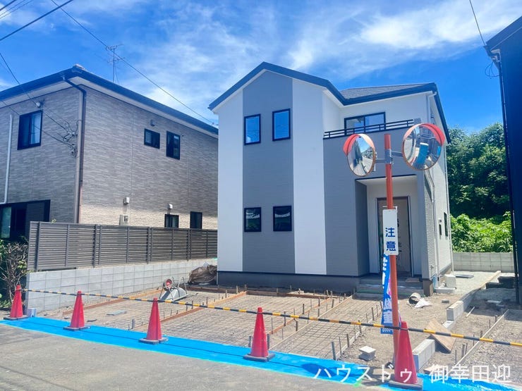 ■車と趣味の幅が広がる場所■単なる駐車スペースではない、洗車やタイヤ交換、DIYにも使える多目的な屋外スペースです。【撮影日:2026年7月11日】