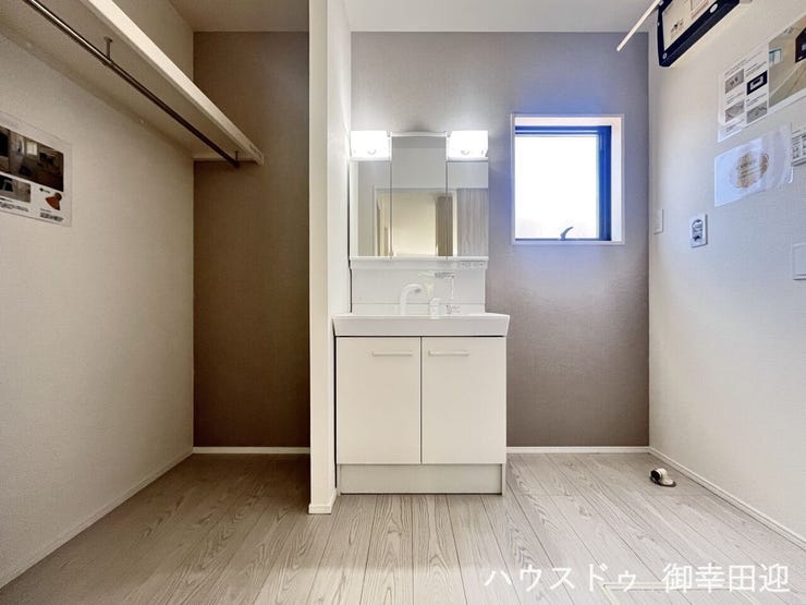 ■清々しいリフレッシュ空間■自分を磨き、気持ちを切り替える。心地よい光が差し込むプライベートスペース。