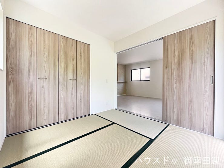 ■1階4.5帖和室■ゲストをもてなし、昼寝や家事にも使える、畳のぬくもりが心地よい多目的万能スペース。