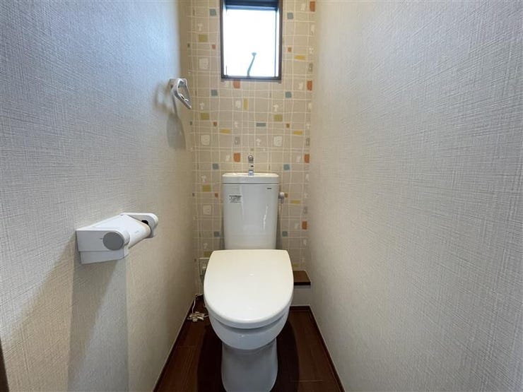 ■トイレは1階・2階それぞれにあり、忙しい朝や来客時も気兼ねなくお使いいただけます♪
※掲載写真は実際の室内を撮影したもので、一部生活小物等をAI加工により補正しています。