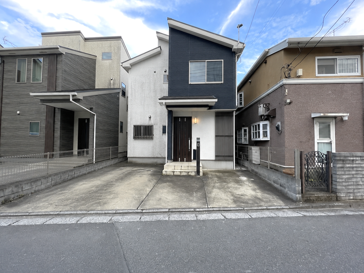 【外観】
■バス乗車でJR埼京線「南与野駅」、JR京浜東北・根岸線「北浦和駅」ご利用可能♪
※掲載写真は実際の外観を撮影したもので、一部車等をAI加工により補正しています。
現地撮影(2026年7月)
