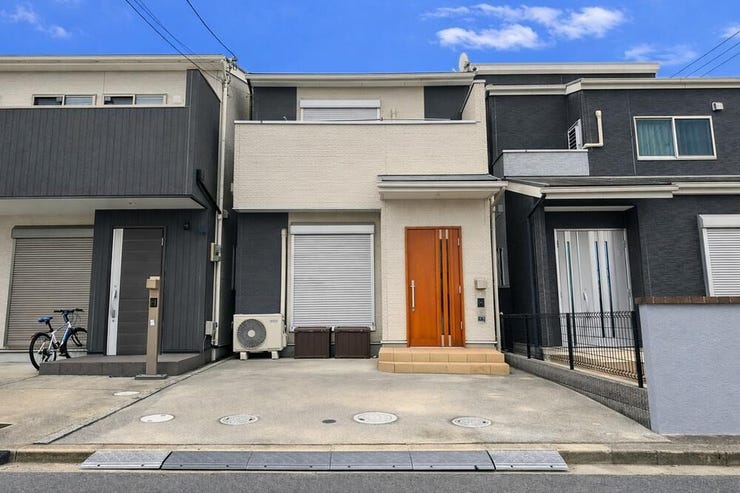 【外観】
外観
2016年築のスタイリッシュな外観。前面道路が約5.7mと広く、並列で2台駐車可能なカースペースを完備しています(車種による)。