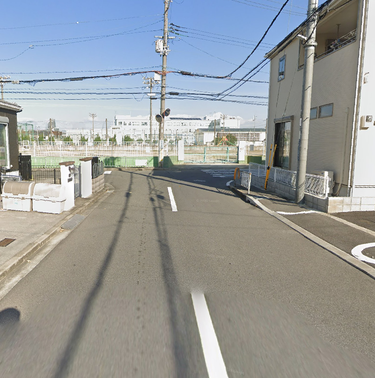 前面道路
東側幅員は約5.7mとゆとりのある公道。見通しが良く、お車の出し入れや運転が苦手な方でも安心して駐車できます。