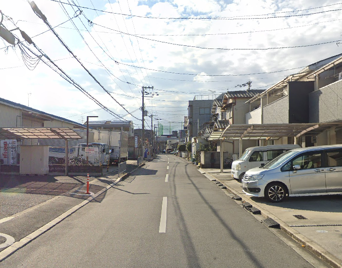 前面道路
東側幅員は約5.7mとゆとりのある公道。見通しが良く、お車の出し入れや運転が苦手な方でも安心して駐車できます。