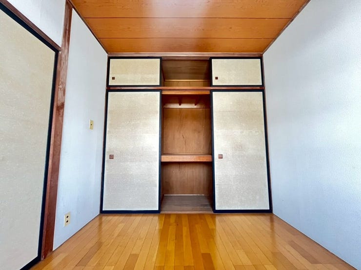 約6帖の洋室収納
大きめの押入れタイプの収納です。