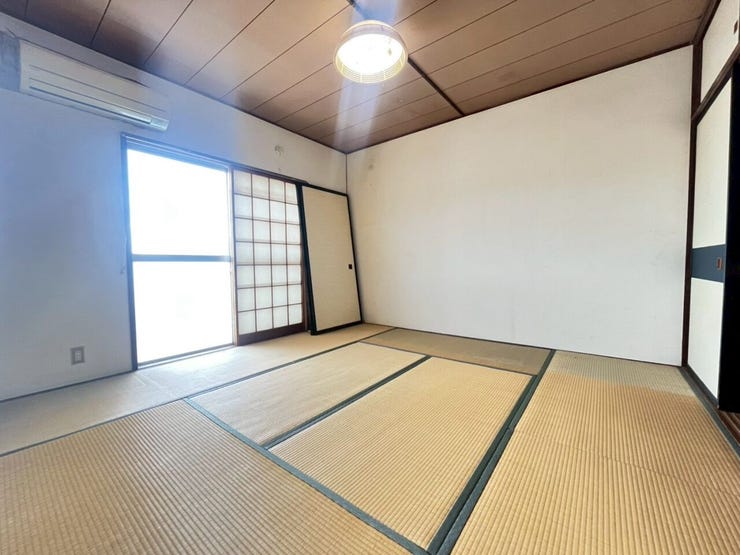 約8帖の和室です。
広々としています。ダイニングの隣に位置しており、
扉を開放すれば広めのリビングとしても活用できそうです。