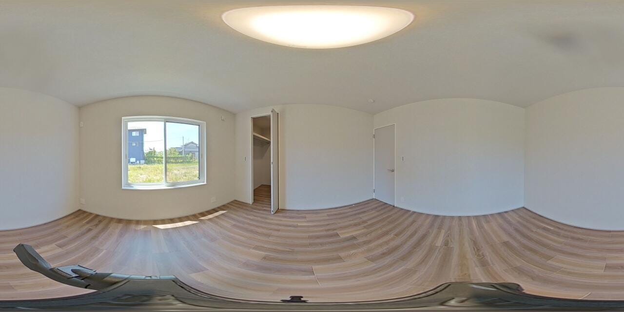主寝室におすすめの約8帖洋室。大容量のウォークインクローゼット付きで、お洋服や季節用品もすっきり収納。ゆとりある広さで落ち着いたプライベート空間です。