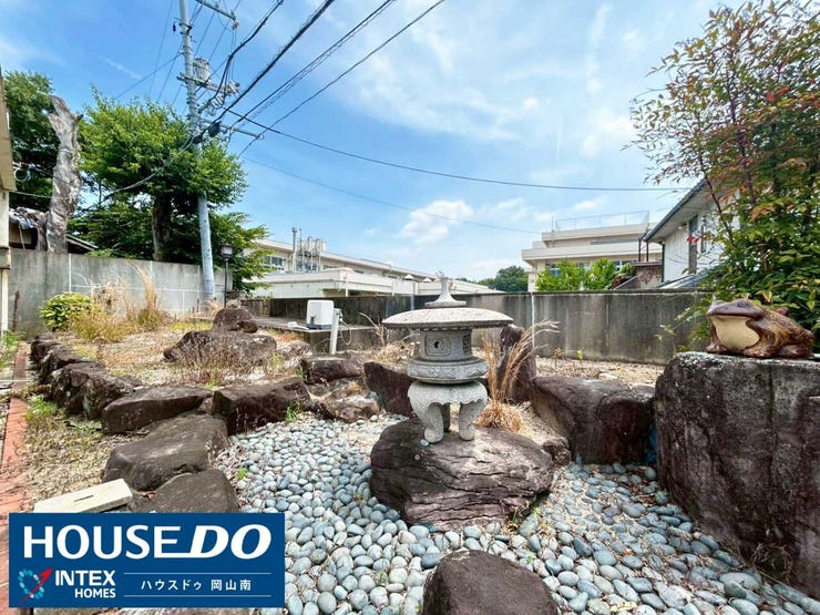 【情緒あふれる美しい和風の日本庭園】
青空に映える立派な庭石や石灯籠が魅力的なお庭!奥には学校が見える安心の環境で、お子様と一緒に四季折々の自然や風情を感じながら、のんびり過ごせそうですね!