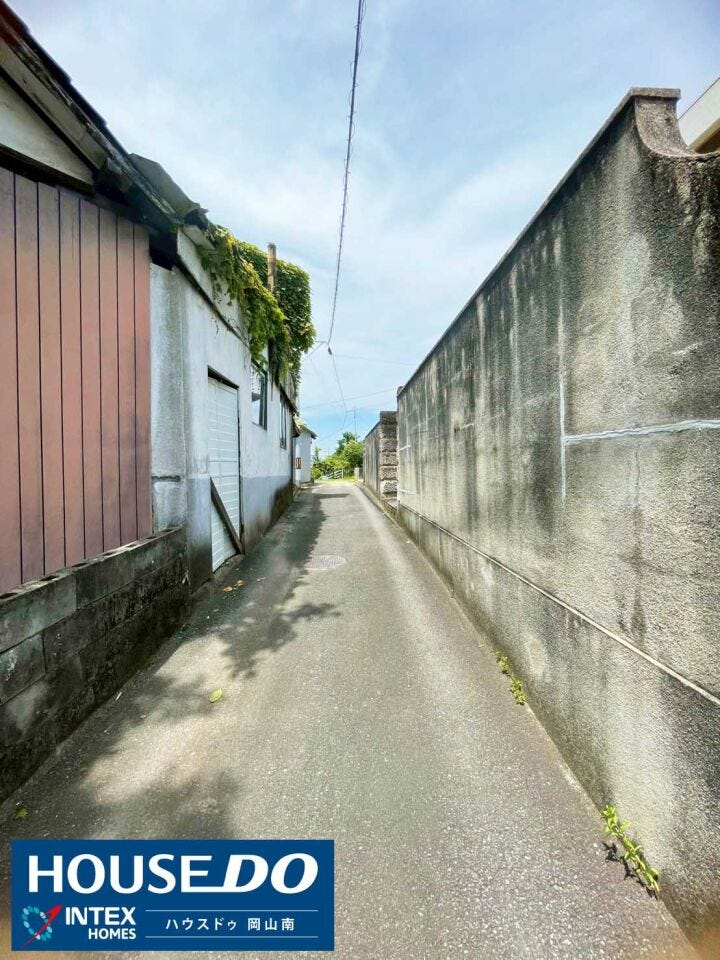 【落ち着きのあるのどかな前面道路】
車通りが少なく、小さなお子様がいるご家庭も安心の静かな環境!青空が広がる見通しの良い道路で、毎日の送り迎えやお散歩も心地よくのんびり過ごせそうですね。